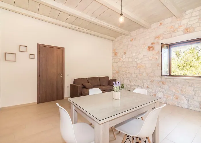 아파트 Stone Kalamákion